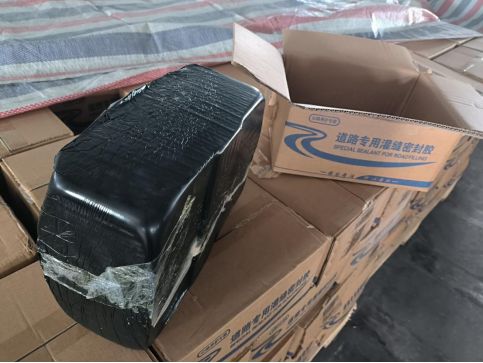 路面灌封胶的产品成分与应用范围及特点"c193974415e2c3da7cda27206610f3d.png"/