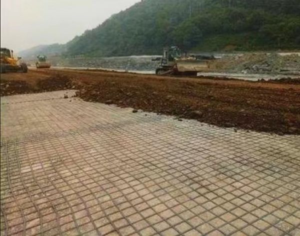 钢塑土工格栅的作用特点及用途:"钢塑格栅2.jpg"